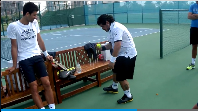 Maradona donne une leçon de jongles à Novak Djokovic