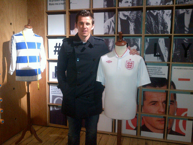 (Twitpic) Joe Barton dévoile le nouveau maillot de l’Angleterre pour l’Euro 2012