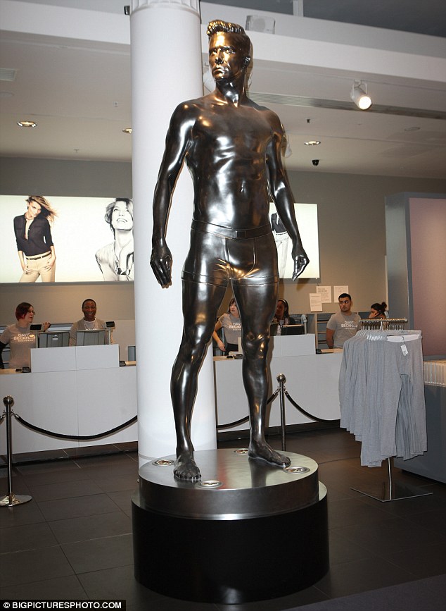 Beckham a sa statue de bronze en slip H&M