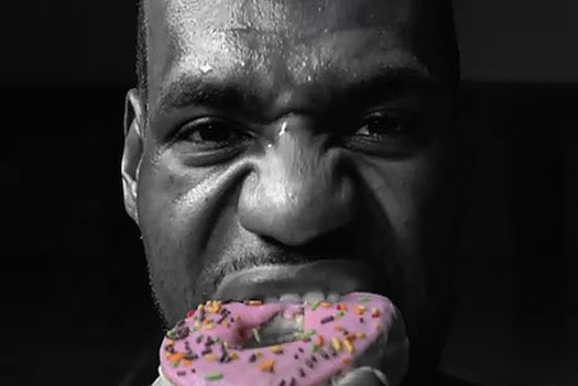 Lebron James devient vendeur de donuts en Asie pour Dunkin’ Donuts