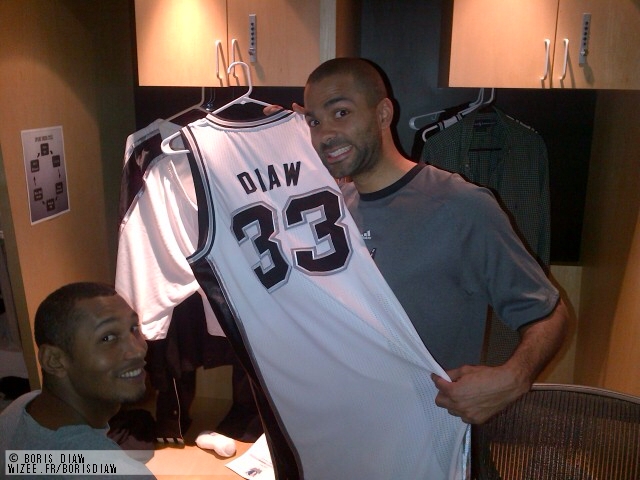 Twitpic : Boris Diaw présente son nouveau maillot des Spurs de San Antonio (Tony Parker inside)