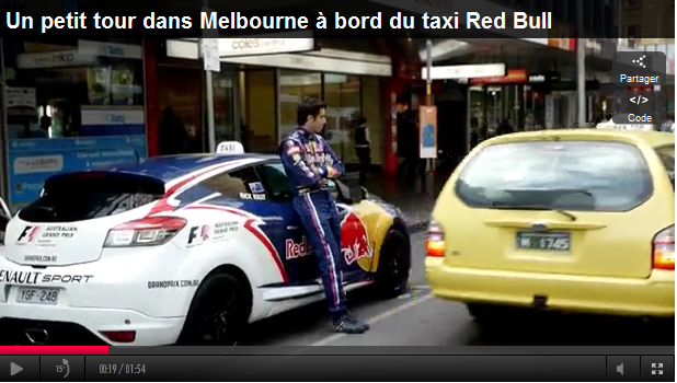 Un taxi Red Bull déboule dans les rues de Melbourne (Formule 1)