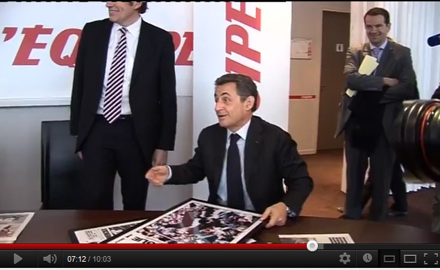 Vidéo : Nicolas Sarkozy taquine François Hollande et chambre Luis Fernandez lors de sa visite au journal L’Equipe