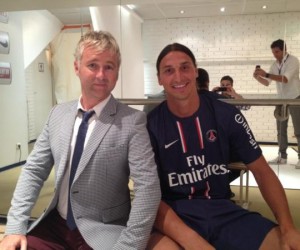 Twitpic : Darren Tulett pose avec Zlatan Ibrahimovic dans les vestiaires du Parc des Princes
