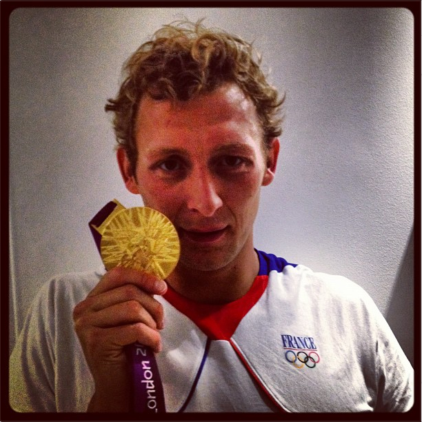 Twitpic : Amaury Leveaux devient le 1er athlète français à partager une médaille d’Or Olympique sur Twitter