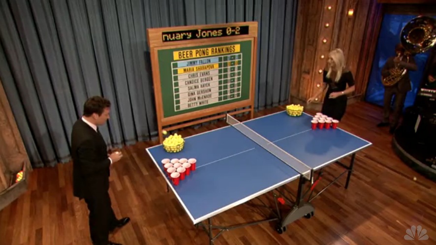 Maria Sharapova teste le Beer Pong chez Jimmy Fallon, regardez !