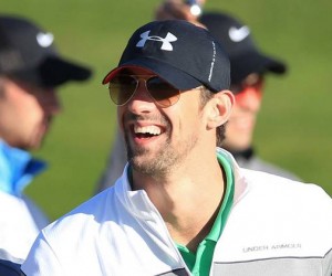Golf – Michael Phelps réalise un putt de 50 mètres