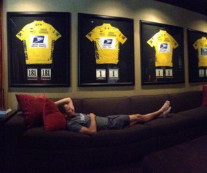 Lance Armstrong joue la provocation en posant avec ses 7 maillots jaunes du Tour de France sur Twitter