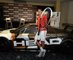 Novak Djokovic défie une Audi R8 pour présenter sa nouvelle raquette HEAD