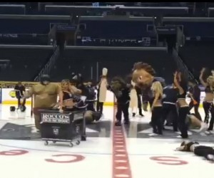 NHL – « Harlem Shake » des Ice Girls des Los Angeles Kings et de la mascotte Bailey