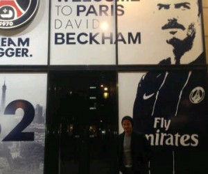 Victoria Beckham « twitpic » David Beckham devant la boutique PSG des Champs Elysées