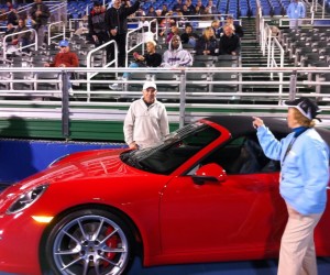 Des fans de tennis assistent à une rencontre sur le court et au volant d’une Porsche !