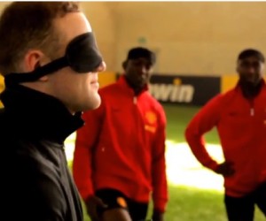 Manchester United : Rooney, Chicharito et Welbeck VS Yorke et Cole dans le noir !
