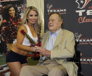 NFL – George Bush Père joue au Bachelor auprès des Cheerleaders des Houston Texans