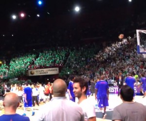 La Danse de l’épaule de Cyril Hanouna enflamme Bercy et la Coupe de France de Basket