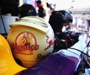 GP Monaco – Le casque Sexy de Sebastian Vettel, une pin-up se dénude avec la chaleur