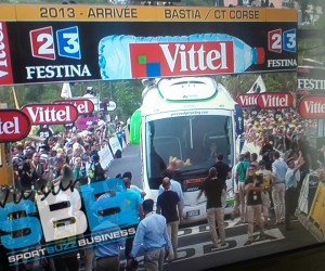 Tour de France 2013 – Un bus coincé sur la ligne d’arrivée de la première étape !