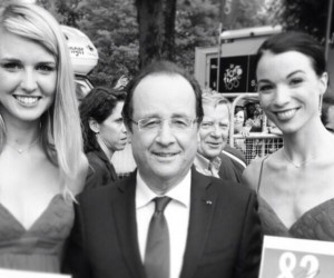 Twitpic – François Hollande prend la pose avec les hôtesses Brandt sur le Tour de France 2013