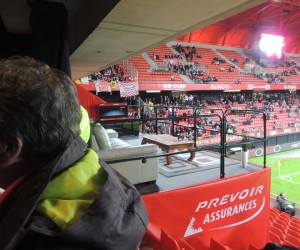 Prévoir Assurances installe le salon d’un Fan du VAFC dans les tribunes du stade du Hainaut