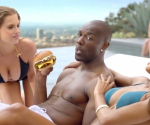 NFL – Terrell Owens dans la nouvelle publicité du fast food Carl’s Jr. et de son Philly Cheesesteak Burger
