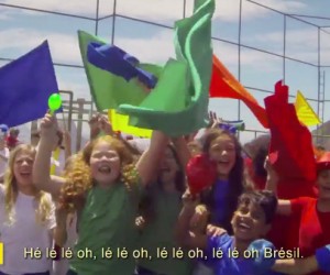 100 enfants brésiliens entonnent les chants de supporters des 32 nations qualifiées pour la Coupe du Monde 2014