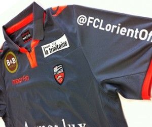 Le FC Lorient affiche son compte Twitter @FCLorientOff sur son maillot