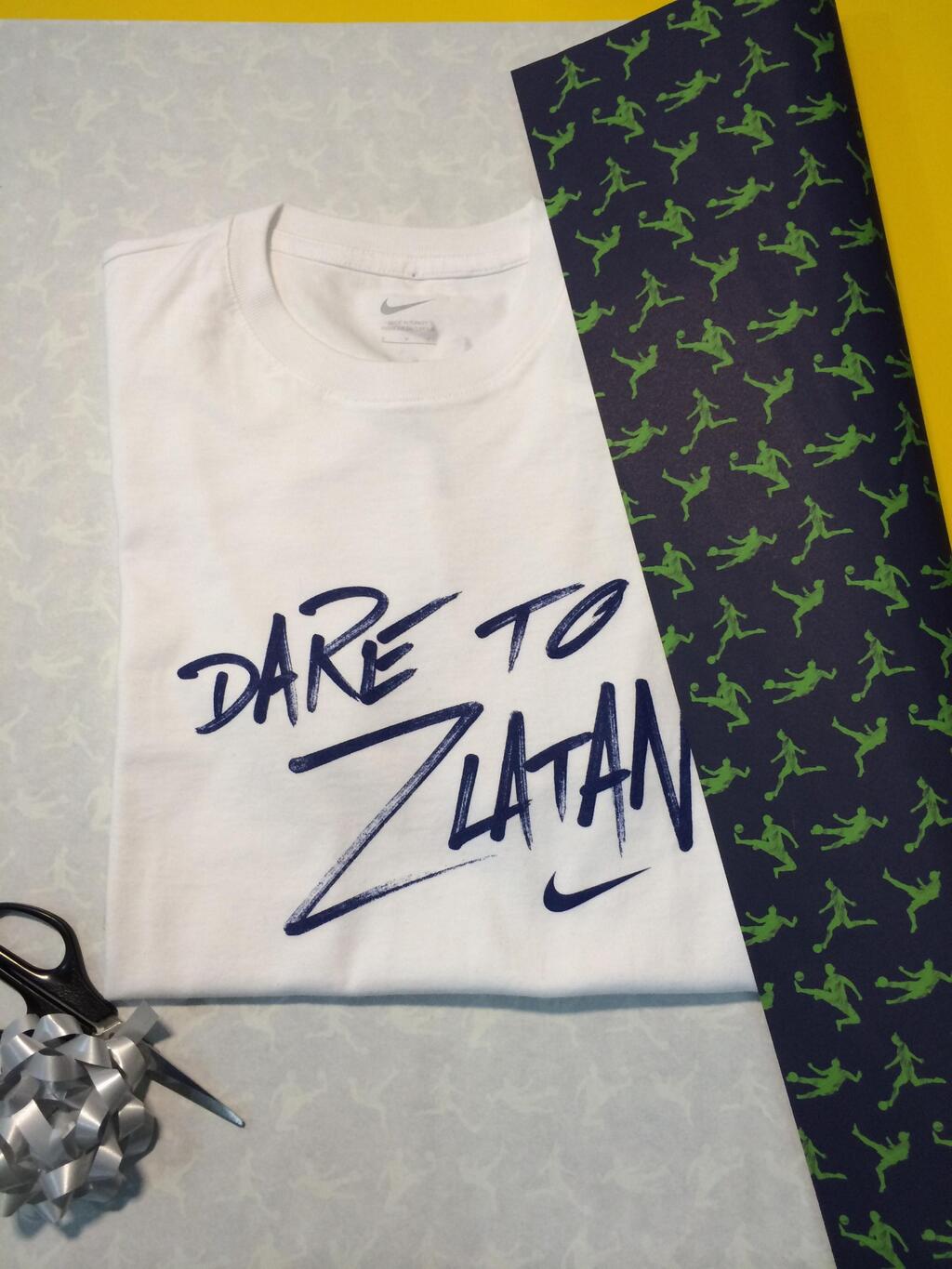 presumir Al por menor baños Zlatan Ibrahimovic offre un t-shirt Nike "Dare To Zlatan" à Cristiano  Ronaldo pour son anniversaire