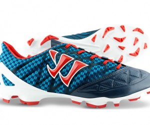 Nouveau colori « bleu et rouge » pour les chaussures de football Warrior Gambler