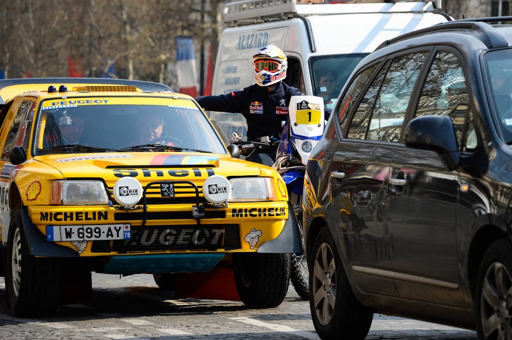 conference de presse Peugeot - Peugeot Avenue - Paris - 26 mars - L'arrivée de Carlos Sainz (ESP) et Cyril Despres (FRA) sur l'Avenue des Champs Élysées