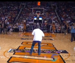 NBA – Un Fan des Phoenix Suns remporte 77 777$ grâce un shoot du milieu de terrain !