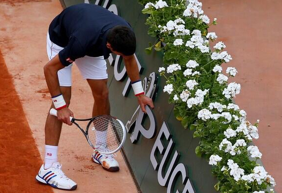  Novak Djokovic habla sobre su patrocinador Peugeot en la cancha durante su partido contra Raonic en Roland-Garros
