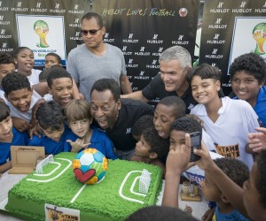 Pelé inaugure un terrain de football construit par Hublot au coeur de la favela Jacarezinho à Rio de Janeiro