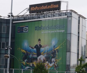 Le PMU affiche vos tweets de soutien aux Bleus sur la façade de son siège social et dans L’Equipe via #OnParieSurLesBleus