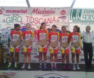 La tenue dénudée d’une équipe cycliste féminine qui dérange
