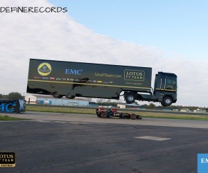EMC fait sauter un semi-remorque au dessus d’une Lotus F1 Team