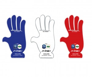 Le PMU organise un tifo géant « bleu, blanc rouge » pour France-Suède à l’aide de sa célèbre main géante