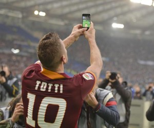 Le selfie de Francesco Totti en plein match booste le nombre de Fans et Followers de l’AS Roma