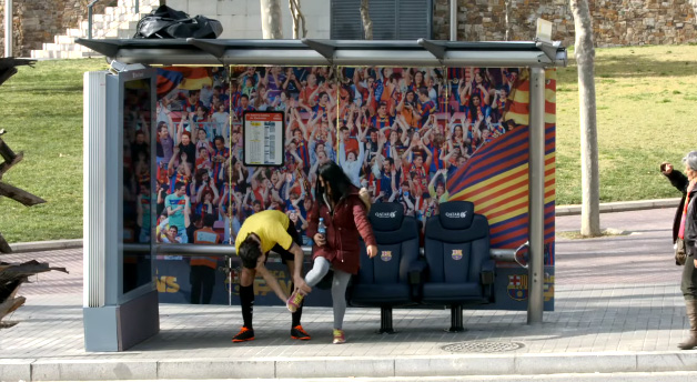 banc FC Barcelone arrêt de bus caméra caché