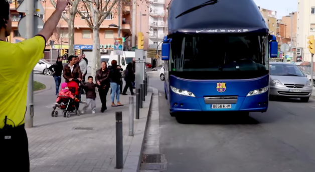 bus FC Barcelone arrêt de bus caméra cachée