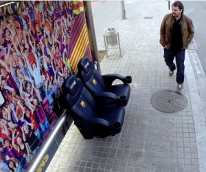 Le FC Barcelone installe son banc des remplaçants dans un arrêt de bus et surpend les passants dans une caméra cachée