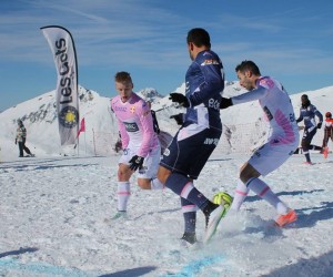 L’ETG FC teste le snow football pour la promotion de la station de ski Les Gets