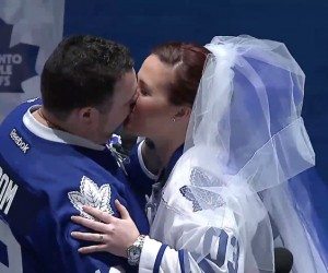 Les Toronto Maple Leafs organisent leur 1er mariage d’un couple de Fans sur la glace du Air Canada Center