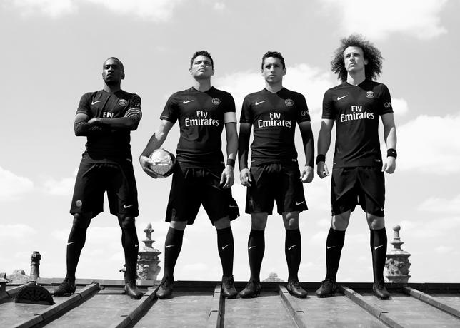 Nouveau maillot third PSG noir et rose Nike football