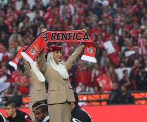 Des hôtesses de l’air Emirates inventent les nouvelles consignes de sécurité pour les fans du Benfica Lisbonne présents au stade