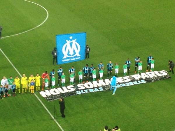 banderole nous sommes PARIS OM olympique de marseille hommage attentats