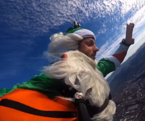 Un Père Noël vert livre le ballon du match ASSE – Angers en parachute à Geoffroy Guichard