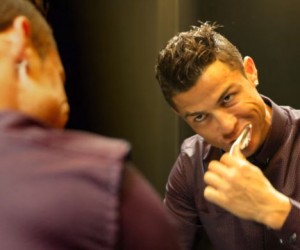 Quand Cristiano Ronaldo joue “Jingle Bells” pour promouvoir sa marque de casques audio “ROC LIVE LIFE LOUD”