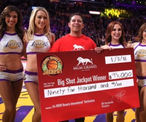 Gameday – Un Fan des Lakers empoche 95 000$ après un shoot du milieu de terrain