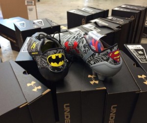 Under Armour exploite sa licence DC Comics avec des chaussures de football Batman et Superman