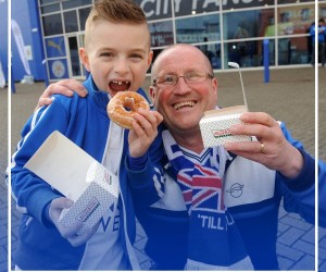 Quand le patron milliardaire de Leicester City offre la bière et les donuts à ses fans